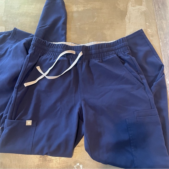 Scrubs and Beyond Scrub set in Navy - Picture 5 of 10